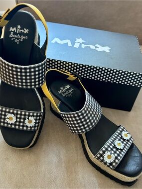 Minx Boutique Gingham Daisy Platform Sandals